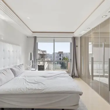 Venta de apartamento en planta media en Los Arqueros