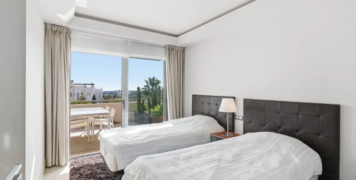 Sale of middle floor apartment in Los Arqueros 8