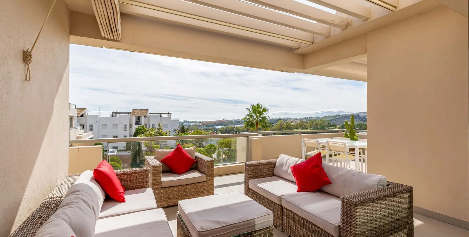 Sale of middle floor apartment in Los Arqueros 4