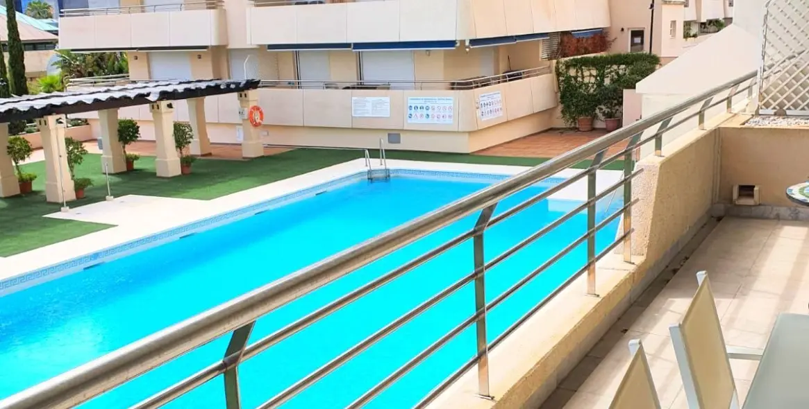 Sale of middle floor apartment in Puerto Banús 2