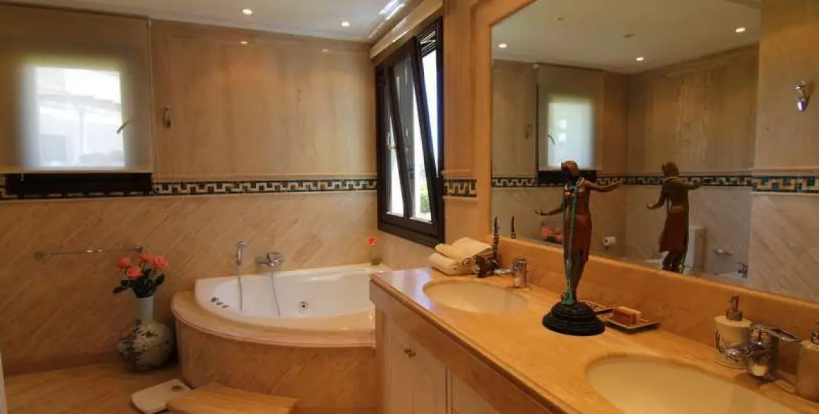 Продажа апартаментов на среднем этаже в Sierra Blanca 11