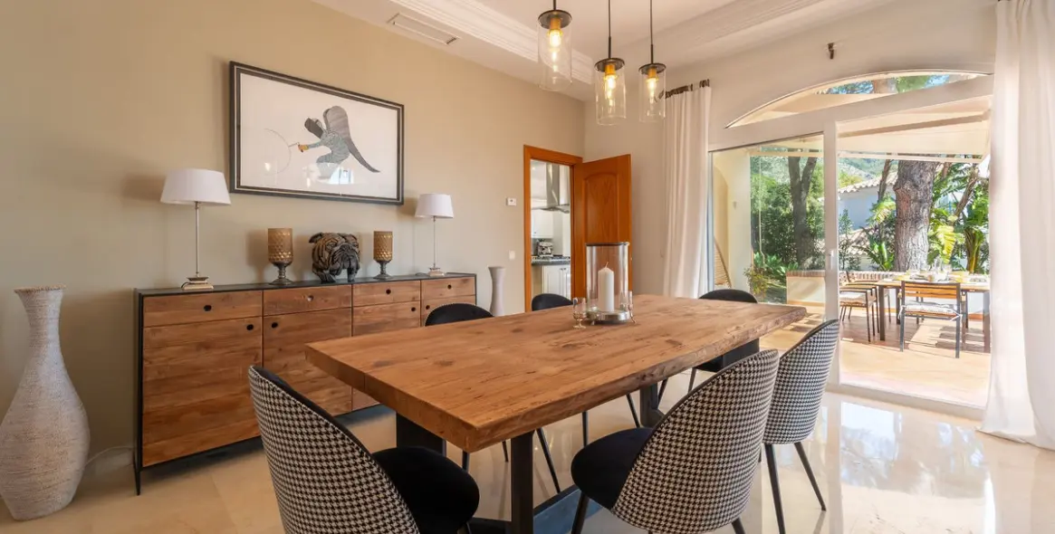 Sale of detached villa in Valtocado 28