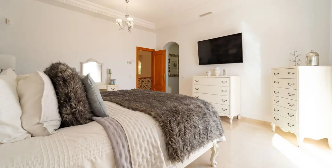 Sale of detached villa in Valtocado 43