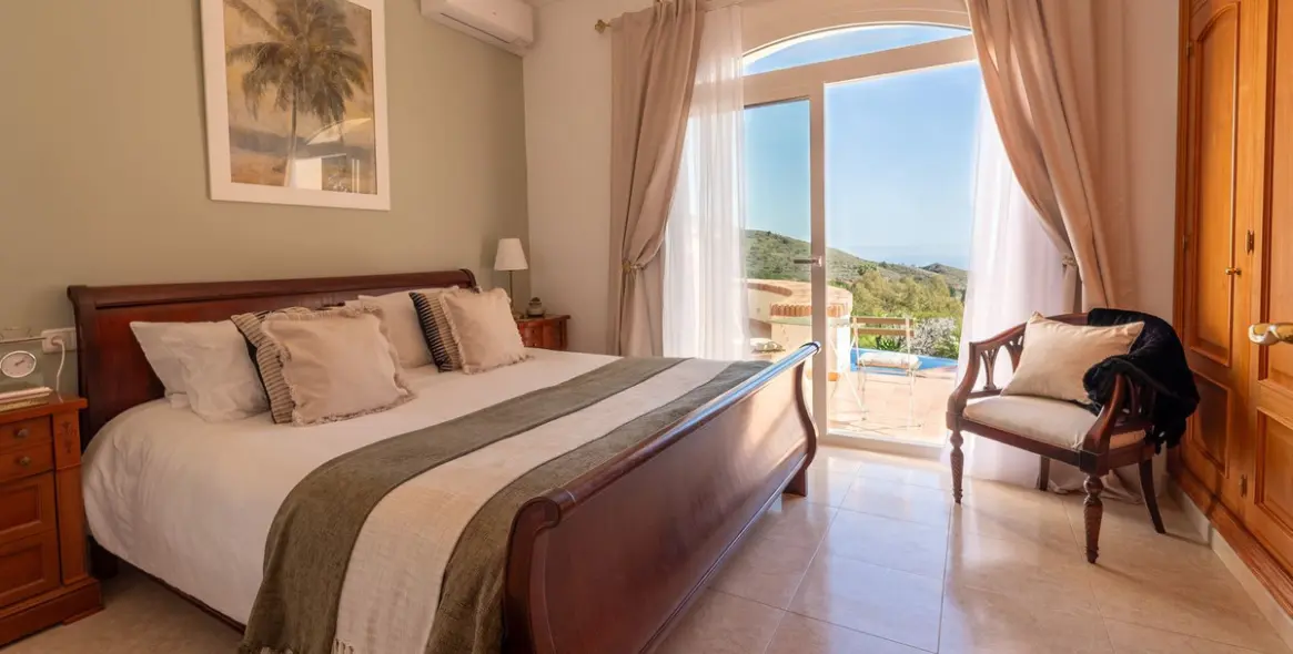 Sale of detached villa in Valtocado 52