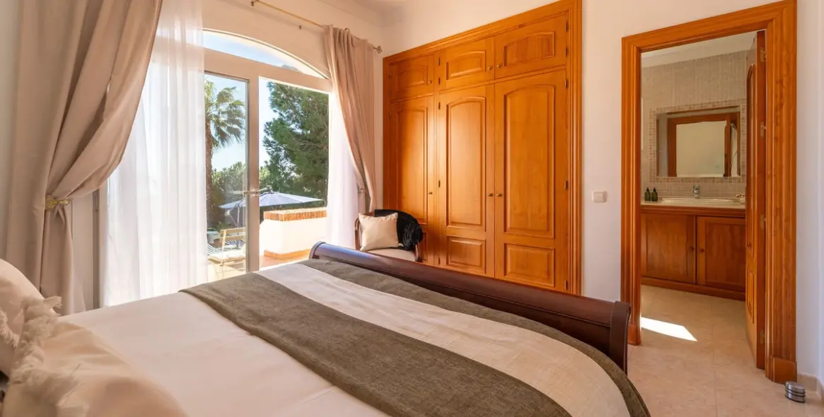 Sale of detached villa in Valtocado 53