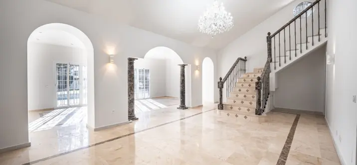 Venta de villa independiente en Nueva Andalucía 1