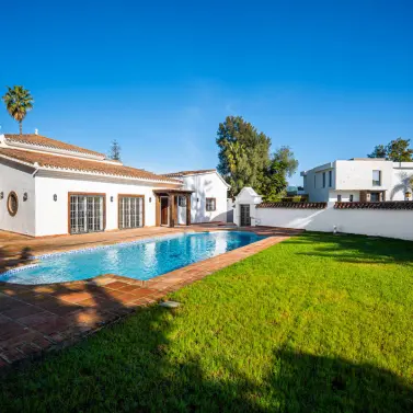 Venta de villa independiente en Nueva Andalucía