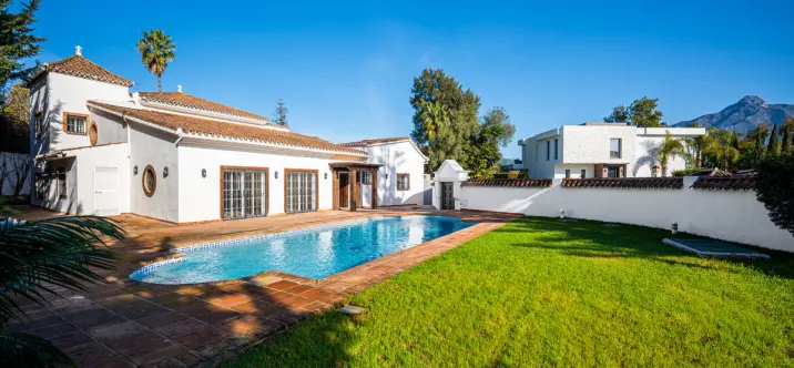 Venta de villa independiente en Nueva Andalucía 2