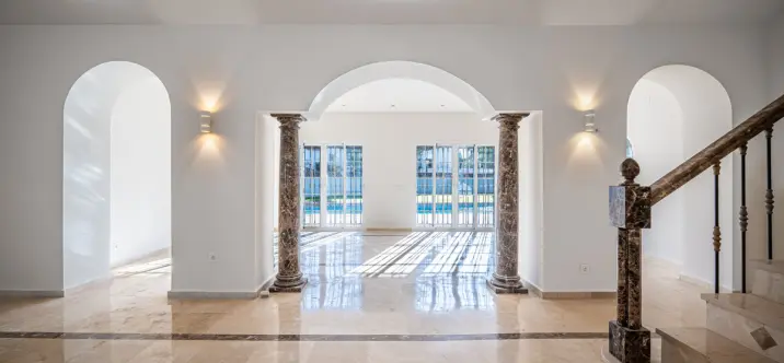 Venta de villa independiente en Nueva Andalucía 3