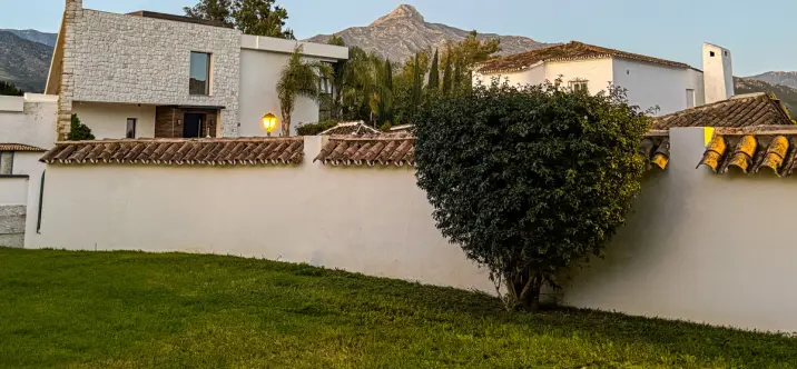 Venta de villa independiente en Nueva Andalucía 4
