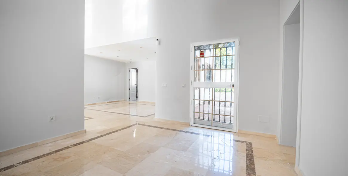 Venta de villa independiente en Nueva Andalucía 10