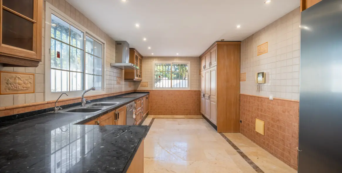 Venta de villa independiente en Nueva Andalucía 14