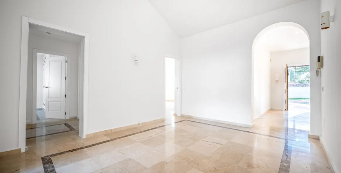 Sale of detached villa in Nueva Andalucía 12