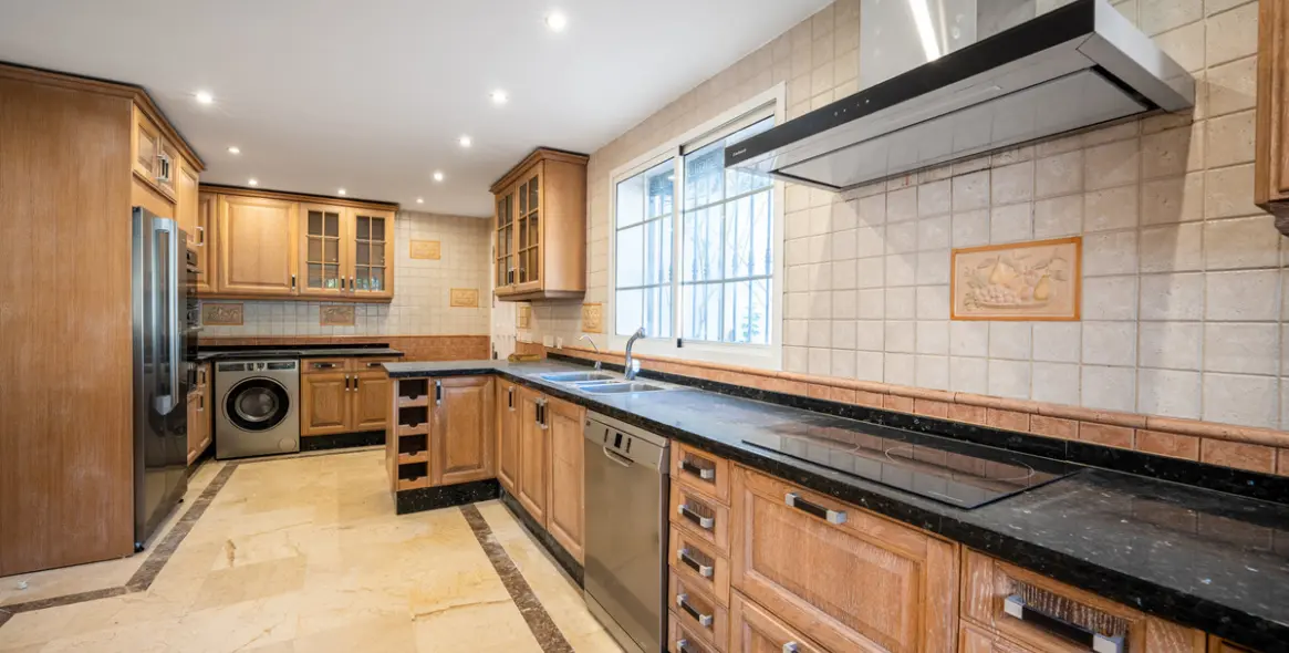 Sale of detached villa in Nueva Andalucía 13