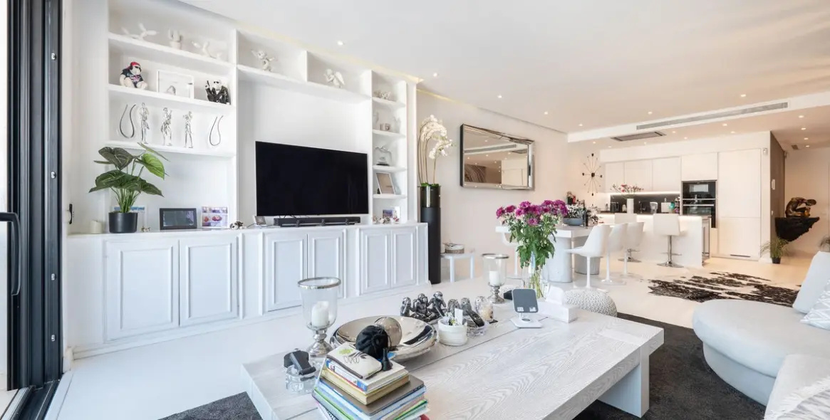 Venta de apartamento en planta media en Puerto Banús 1