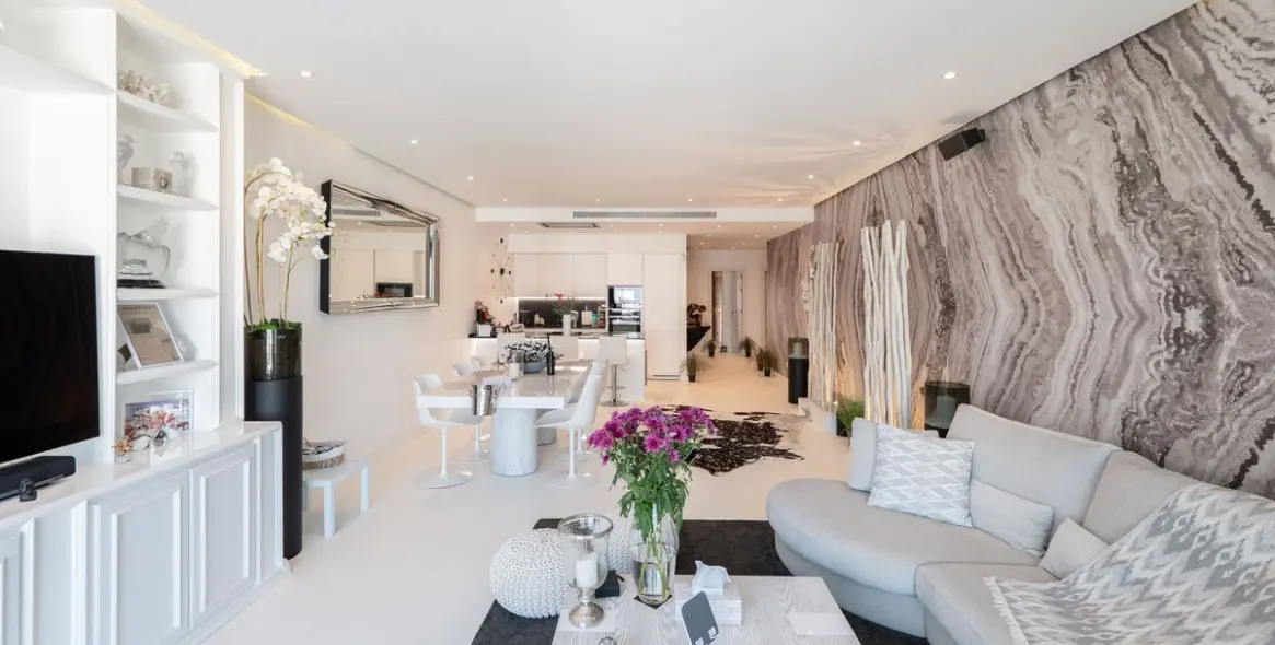 Venta de apartamento en planta media en Puerto Banús 2