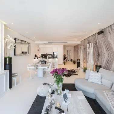 Venta de apartamento en planta media en Puerto Banús