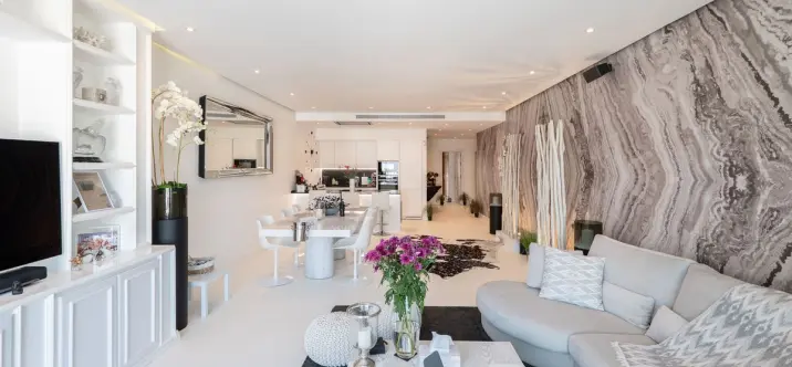 Venta de apartamento en planta media en Puerto Banús 1