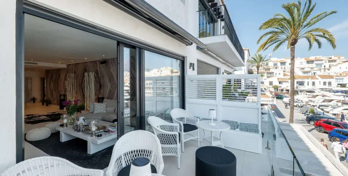 Venta de apartamento en planta media en Puerto Banús 3