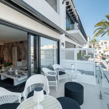 Venta de apartamento en planta media en Puerto Banús