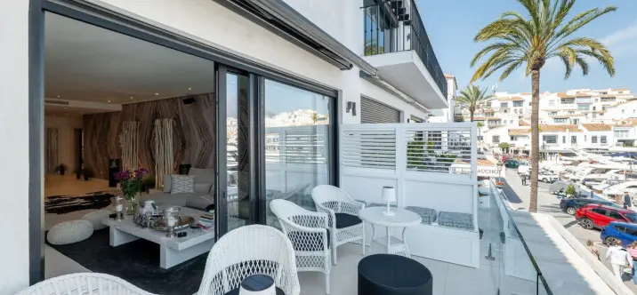 Venta de apartamento en planta media en Puerto Banús 2