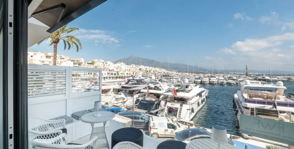 Venta de apartamento en planta media en Puerto Banús 4