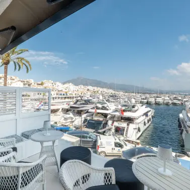 Venta de apartamento en planta media en Puerto Banús