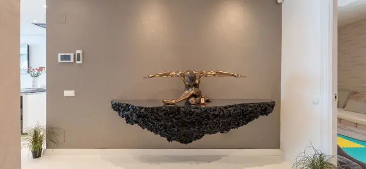 Venta de apartamento en planta media en Puerto Banús 4