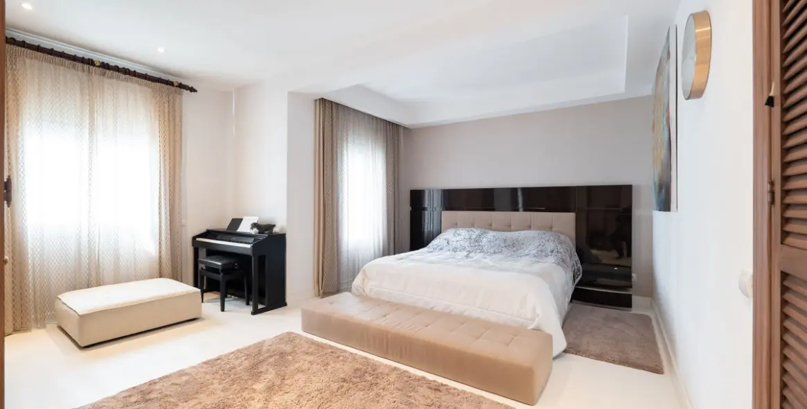 Venta de apartamento en planta media en Puerto Banús 9