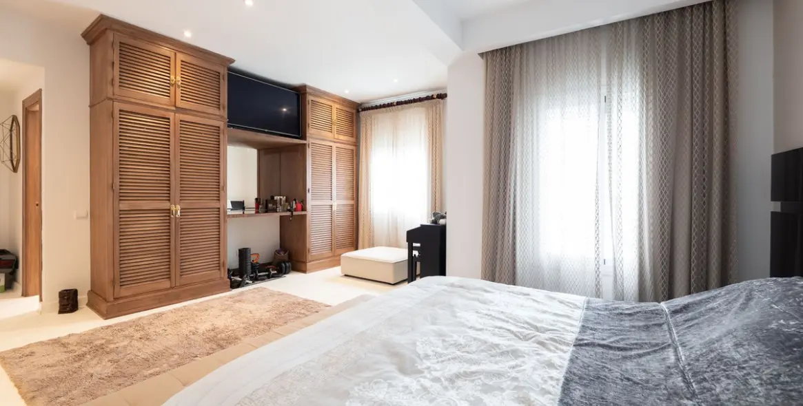 Venta de apartamento en planta media en Puerto Banús 10