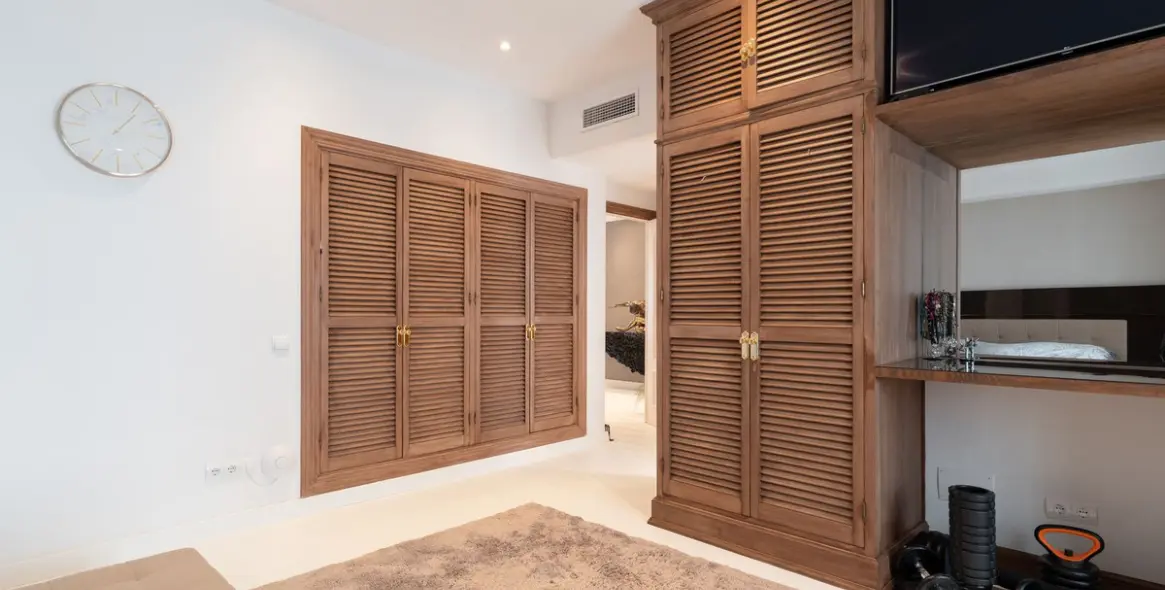 Venta de apartamento en planta media en Puerto Banús 11