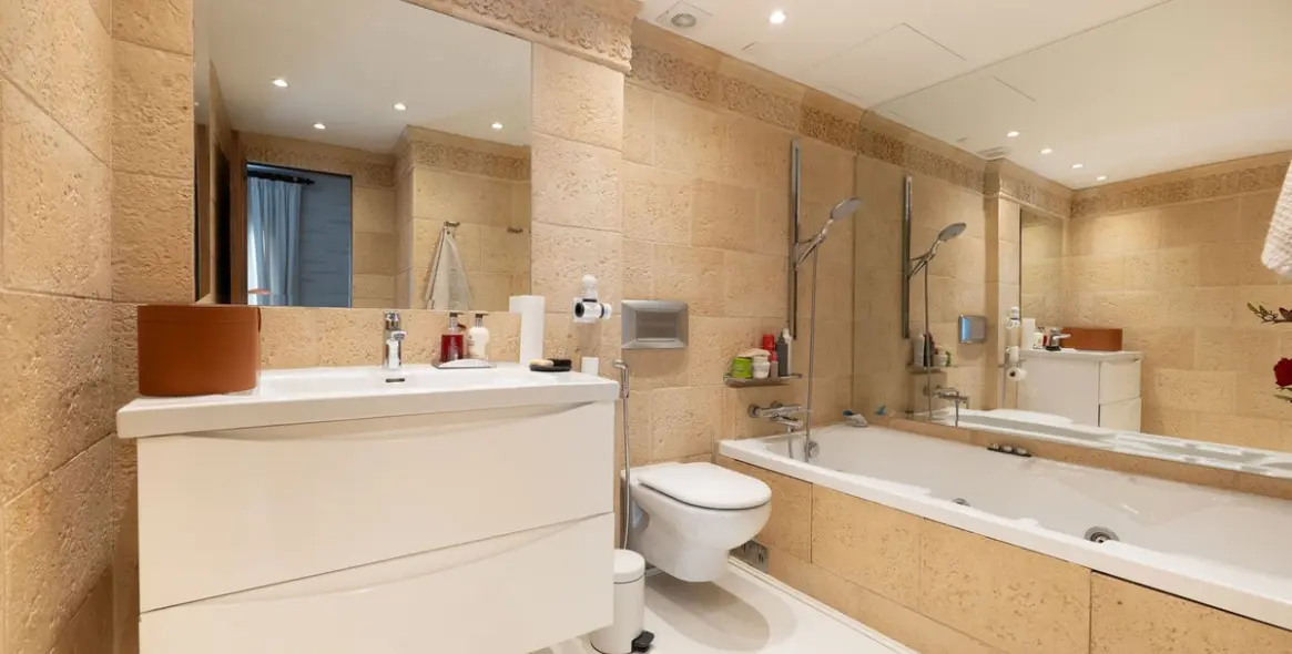 Venta de apartamento en planta media en Puerto Banús 12