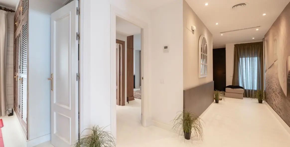 Venta de apartamento en planta media en Puerto Banús 13