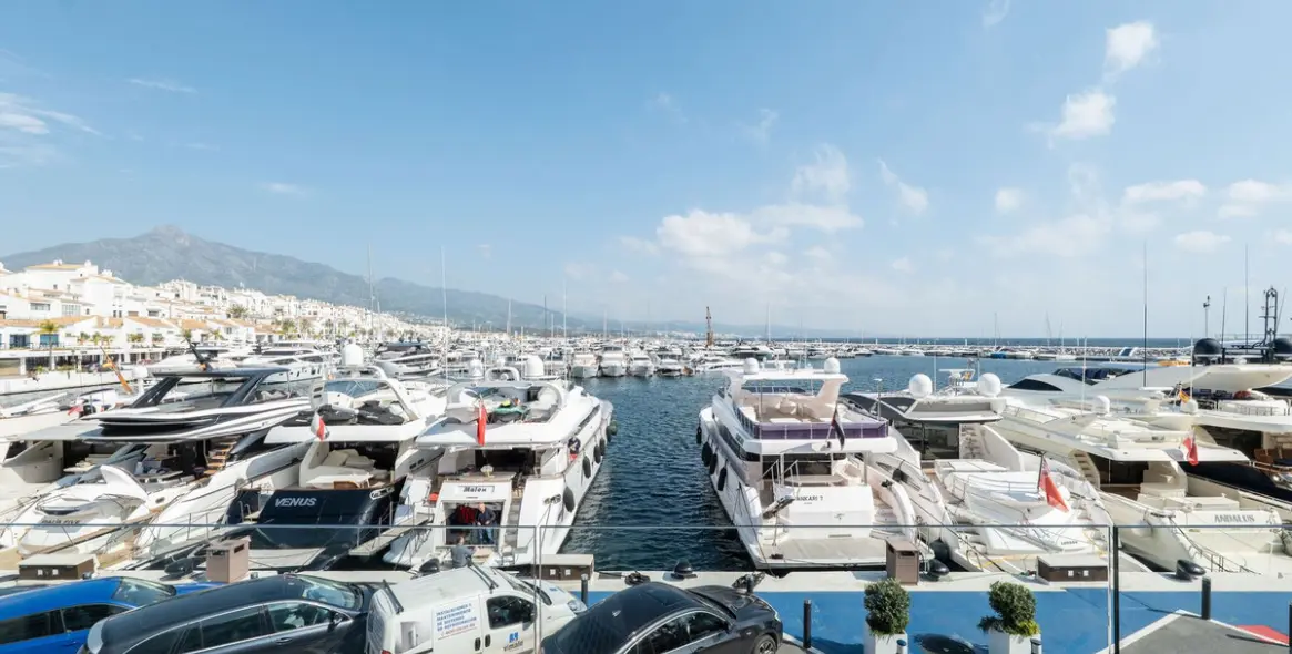 Venta de apartamento en planta media en Puerto Banús 16