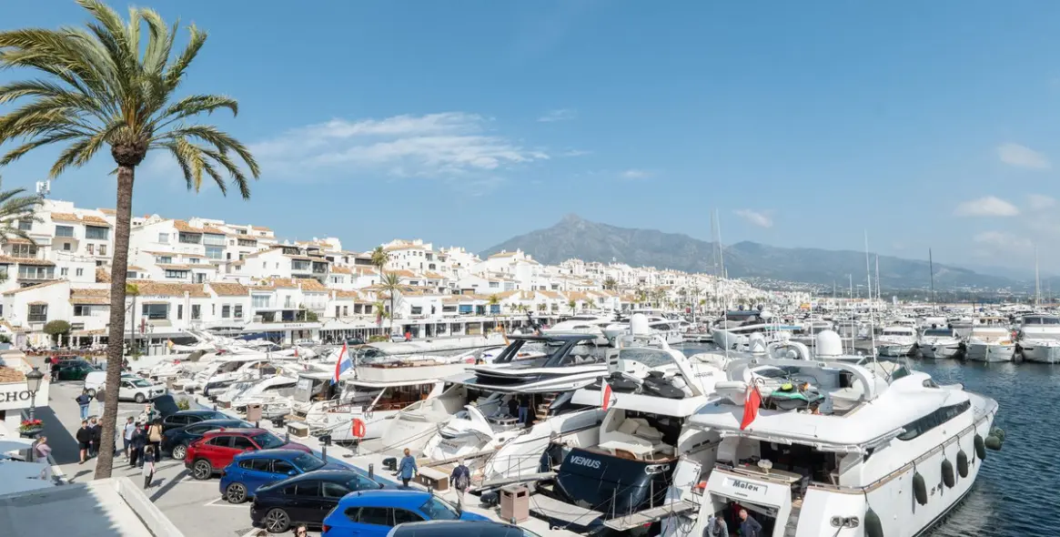 Venta de apartamento en planta media en Puerto Banús 17