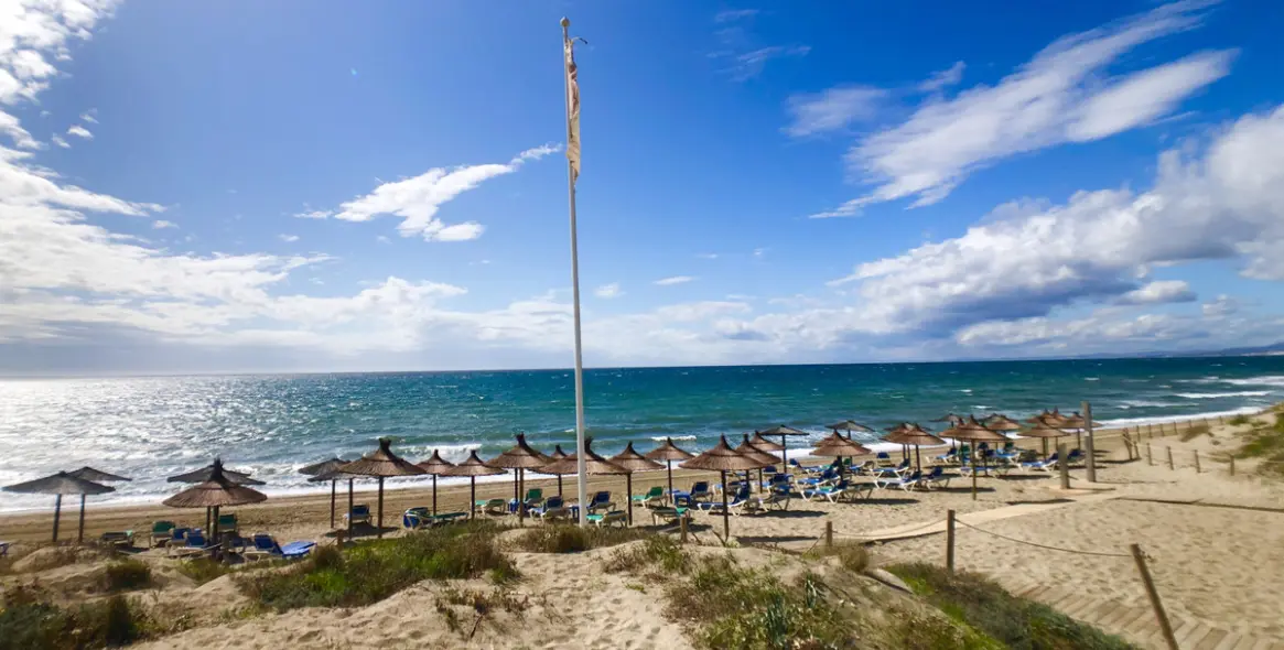 Долгосрочная аренда апартаментов на среднем этаже в Los Monteros 1