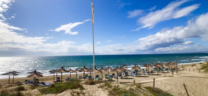 Долгосрочная аренда апартаментов на среднем этаже в Los Monteros 0