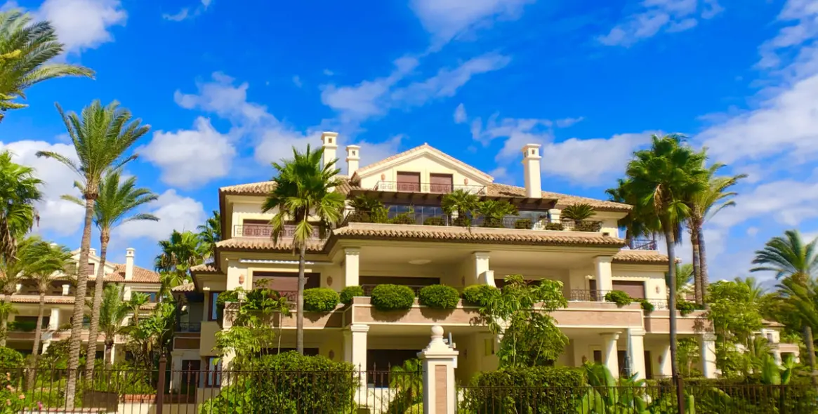 Долгосрочная аренда апартаментов на среднем этаже в Los Monteros 2