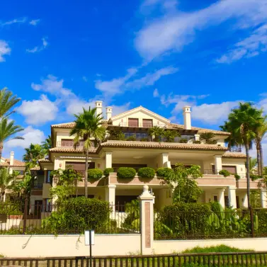 Долгосрочная аренда апартаментов на среднем этаже в Los Monteros