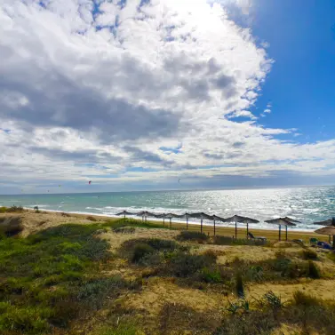 Долгосрочная аренда апартаментов на среднем этаже в Los Monteros