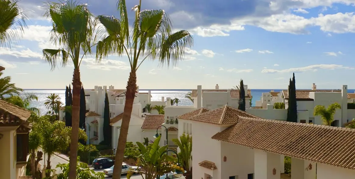 Долгосрочная аренда апартаментов на среднем этаже в Los Monteros 5