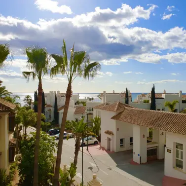 Долгосрочная аренда апартаментов на среднем этаже в Los Monteros