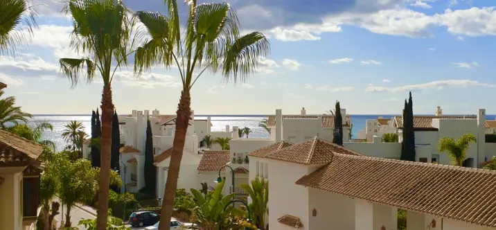 Долгосрочная аренда апартаментов на среднем этаже в Los Monteros 4