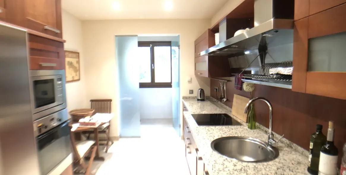 Долгосрочная аренда апартаментов на среднем этаже в Los Monteros 10