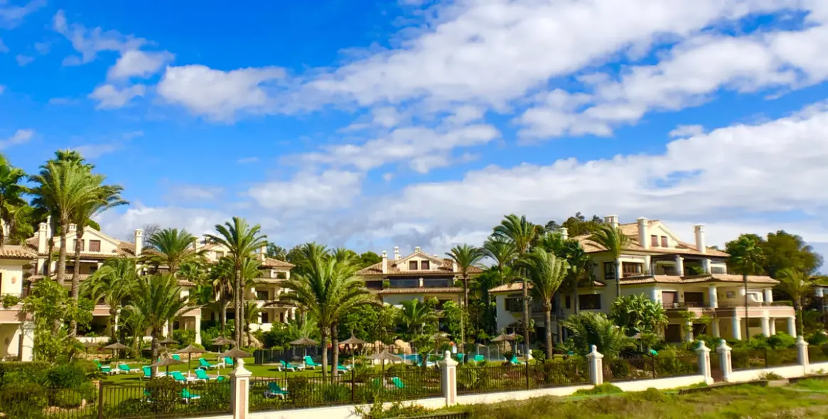 Долгосрочная аренда апартаментов на среднем этаже в Los Monteros 11