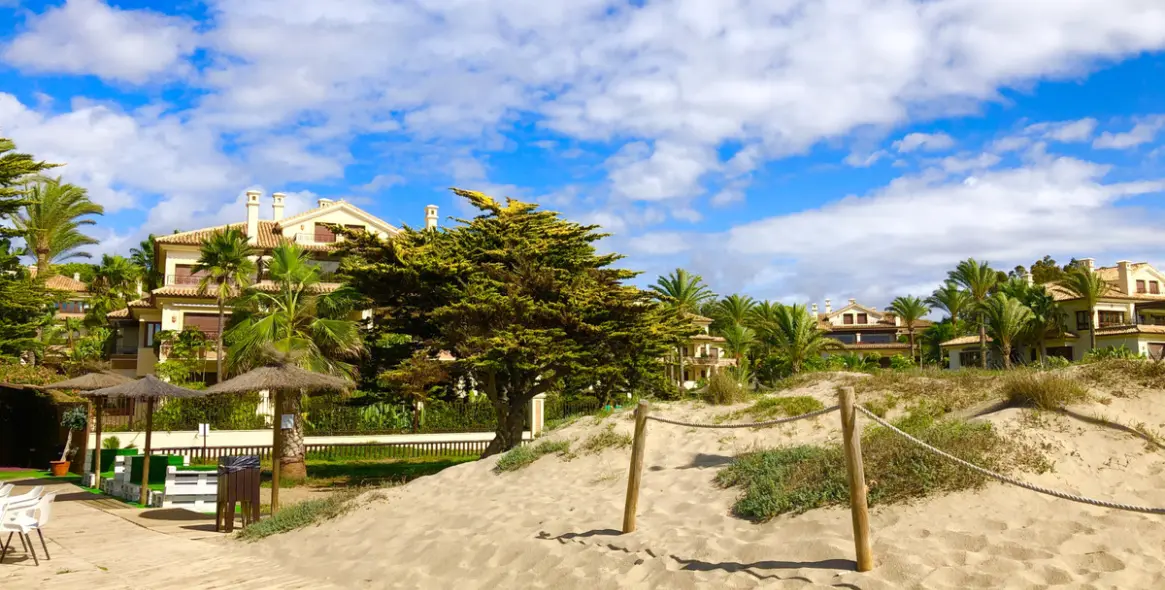 Долгосрочная аренда апартаментов на среднем этаже в Los Monteros 12