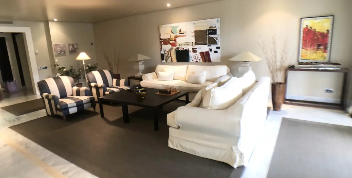 Долгосрочная аренда апартаментов на среднем этаже в Los Monteros 18