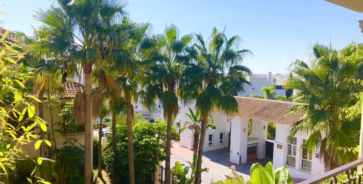 Долгосрочная аренда апартаментов на среднем этаже в Los Monteros 19