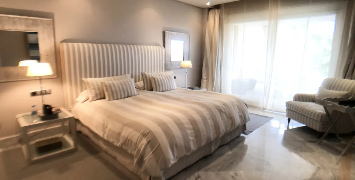 Долгосрочная аренда апартаментов на среднем этаже в Los Monteros 20