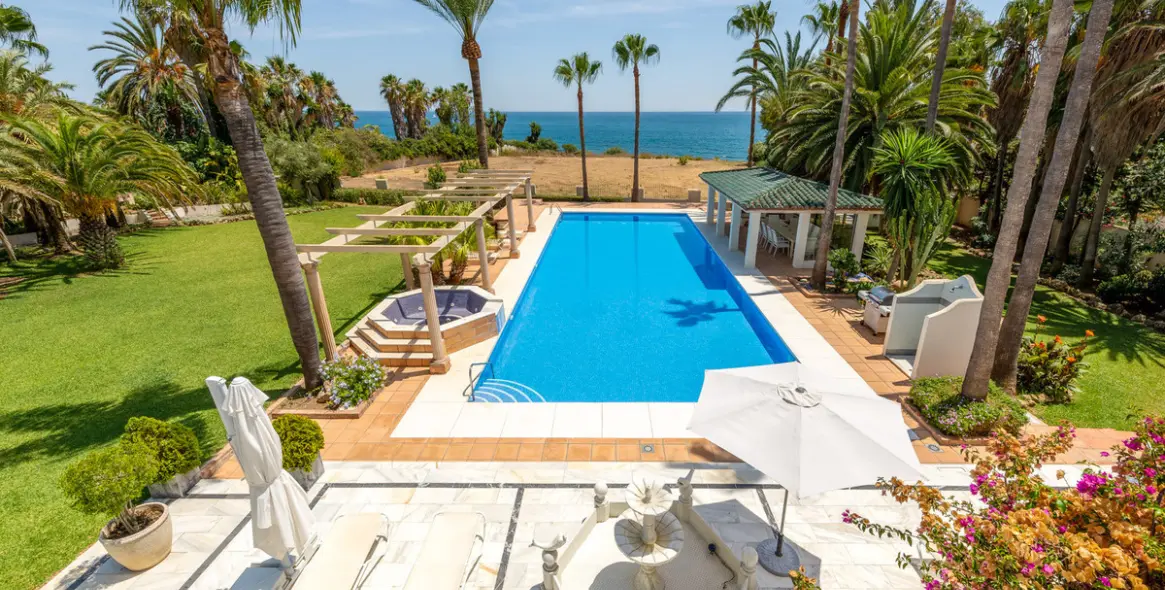 Venta de villa independiente en Estepona 1